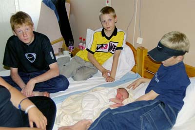 Bild: Bröderna hälsar på David på BB